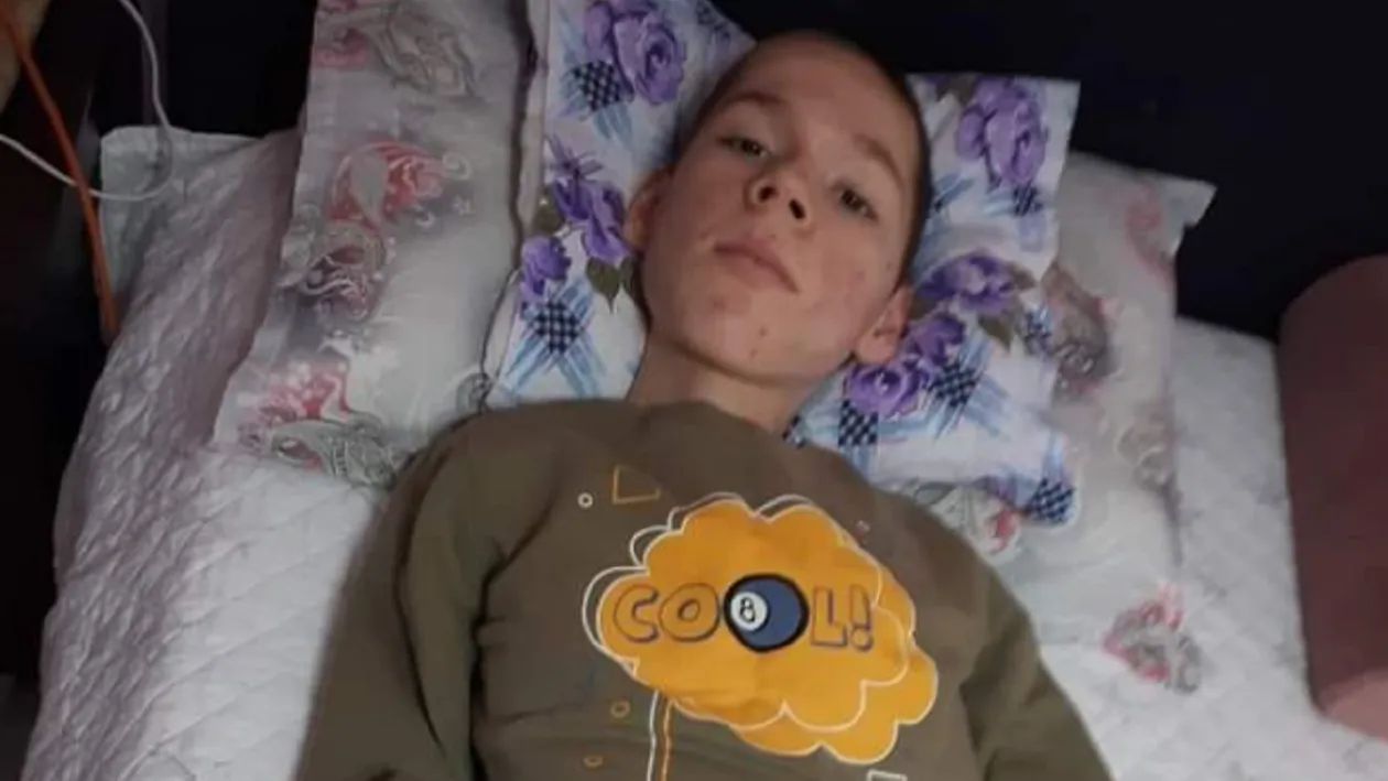Ovidiu, un adolescent de 15 ani, a fost diagnosticat cu o boală rară și are nevoie de ajutorul oamenilor. Costul operației este uriaș