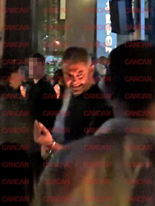 Cu zambetul la purtător și cu portofelul pregătit pentru a le oferi o bautura, fostul politician a facut ravagii