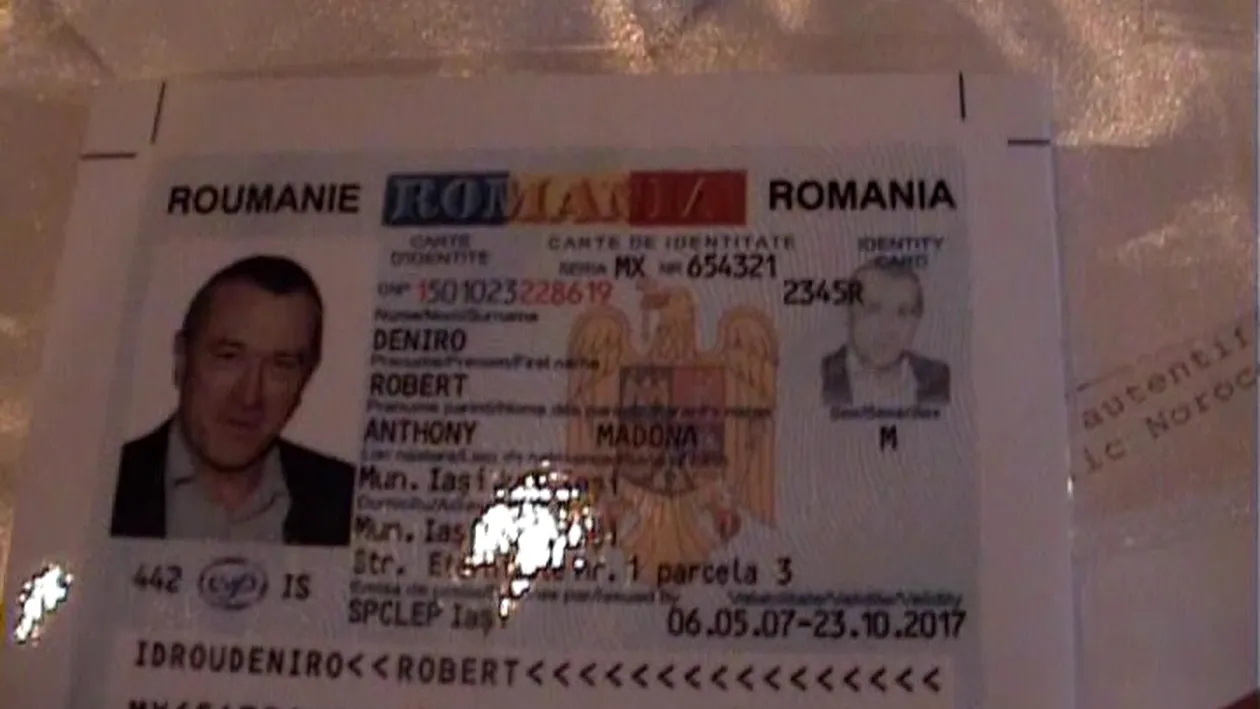 Doar în Moldova se poate aşa ceva! Un grup de hoţi au făcut un buletin fals pe numele lui Robert de Niro!