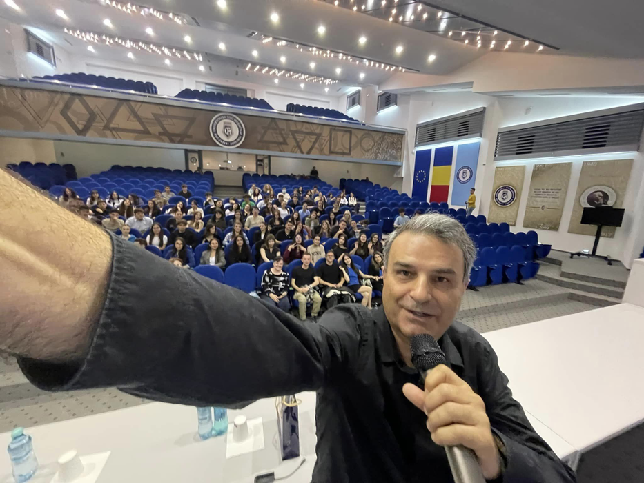 Lucian Mândruță este activ pe rețelele de socializare (Foto: Facebook)