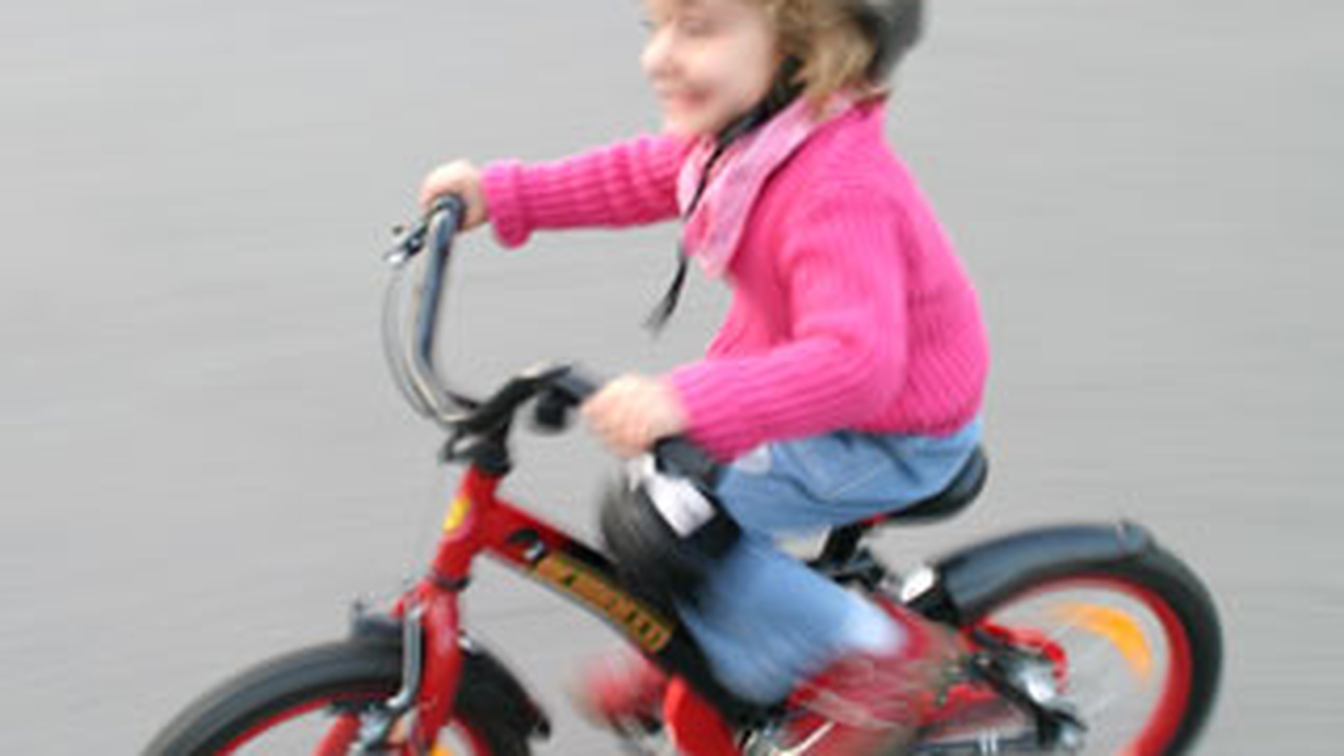 O fetita de 4 ani, trimisa in judecata pentru ca a lovit cu bicicleta  o batrana