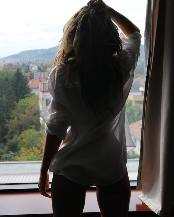 Rușine maximă! Anna Lesko, fotografiată fără lenjerie intimă la geam
