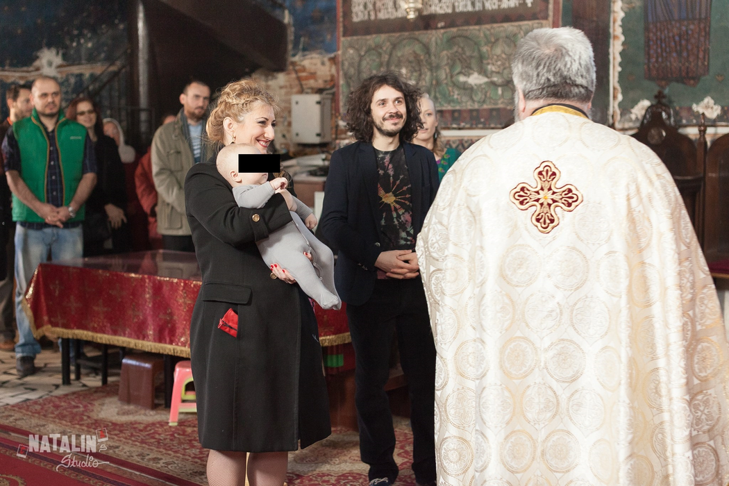 Adela, (stânga) fosta soție a regizorului Constantin Popescu, la botezul unuia dintre copiii actorului Costel Bojog