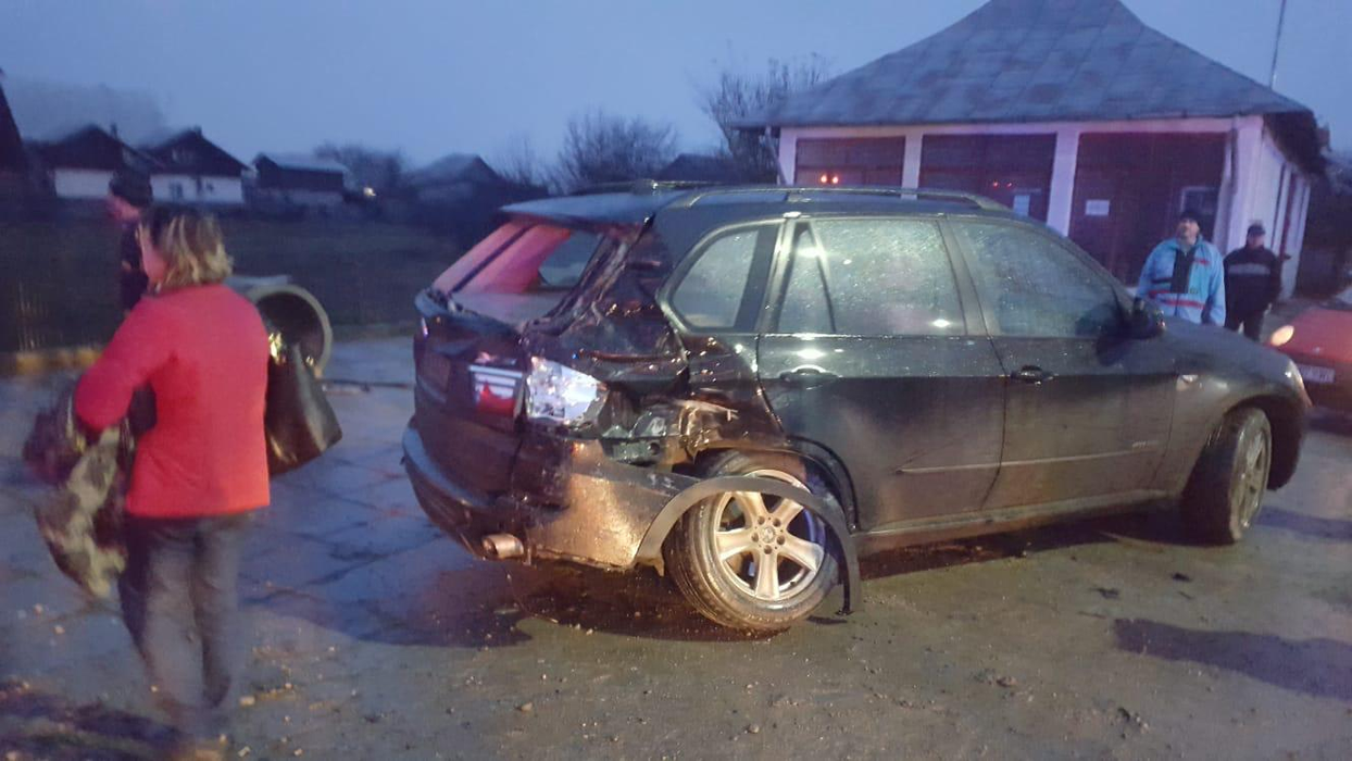 Grav accident în Prahova! Două persoane au rămas incarcerate