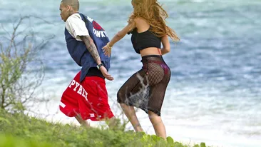 Rihanna a sărbătorit împlinirea a 25 de ani în cea mai mică pereche de bikini! Chris Brown a pipăit-o toată ziua