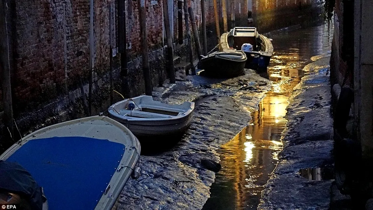 Canalele din Veneţia au secat! Ce a dus la închiderea temporară a navigaţiei în oraşul italian?