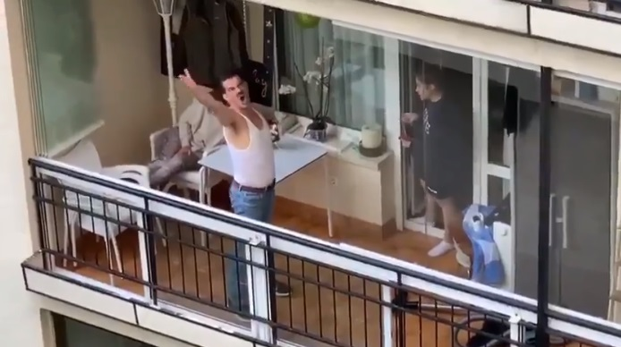 VIDEO / Dovada că izolarea poate fi și amuzantă! Ce a făcut un bărbat pe balcon întrece orice imaginație