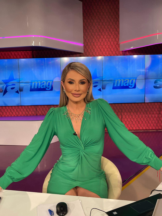 Blonda prezintă Stars Magazin, de luni până vineri, de la ora 14:00 / (Sursa: Facebook)