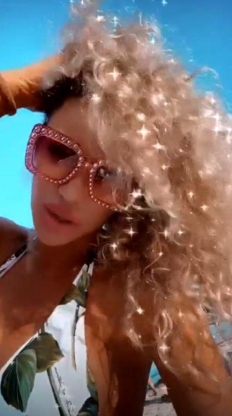 Bianca Drăgușanu, așa cum nu ați văzut-o niciodată! Vedeta și-a dat jos extensiile și a apărut la plajă cu parul creț, natural