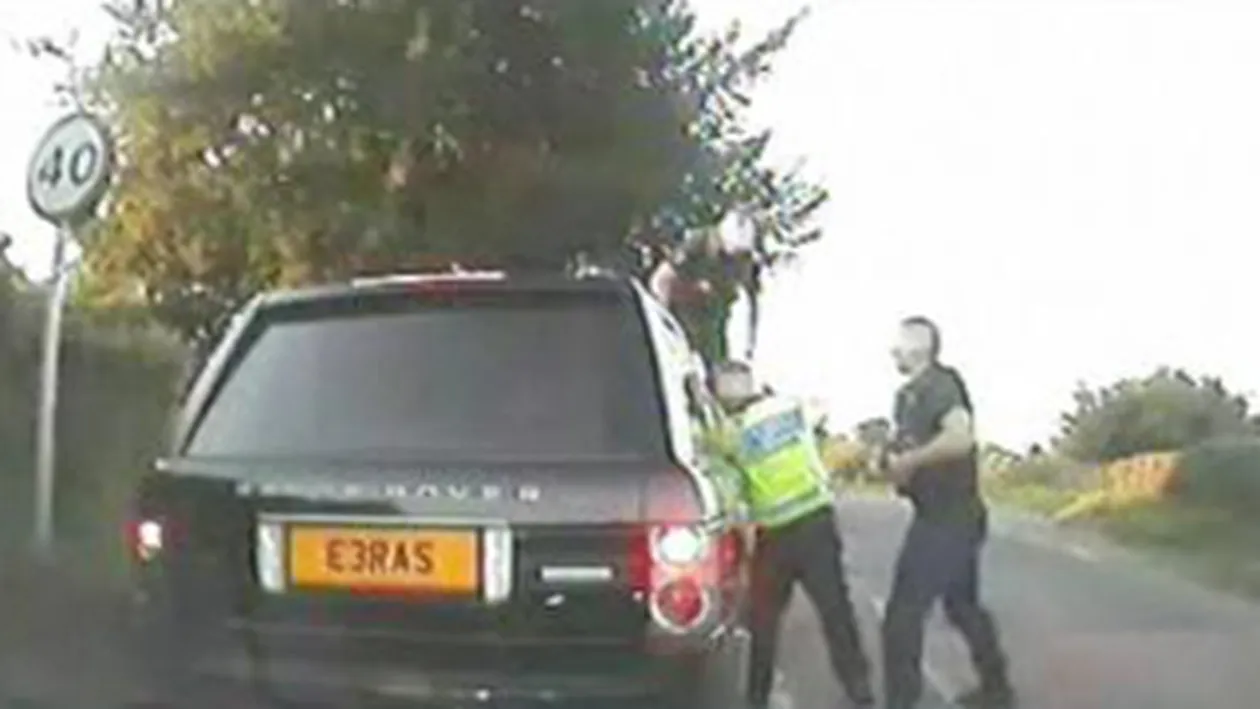 VIDEO Politistii i-au spart geamurile  pentru ca nu purta centura