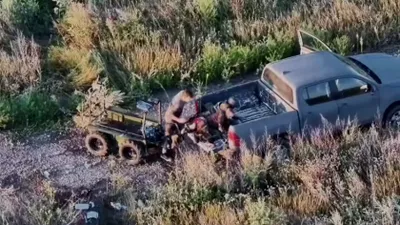 Imagini ca în FILME! Un comandant ucrainean EVACUEAZĂ singur doi militari răniți pe linia frontului