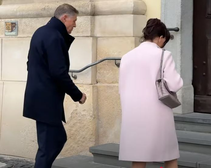 Klaus Iohannis și soția lui. Sursă: Captură CLUJ LIVE TV
