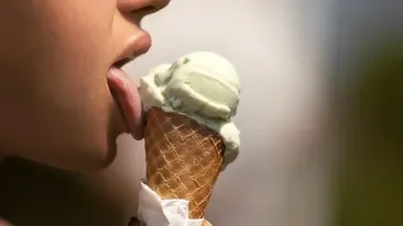 BANC | Uite, Bulă, pe stradă sunt două femei care mănâncă înghețată. Una linge și cealaltă mușcă. Care dintre ele e căsătorită?