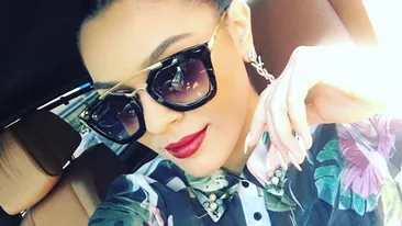 După ce s-a zvonit că şi-a pus silicoane, CARMEN MINUNE şi-a scos sânii la înaintare! Vedeta s-a pozat în sutien