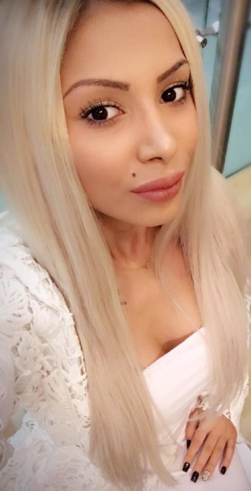 Cristina Pucean şi-a surprins prietenii virtuali. Cum arată fără machiaj dansatoarea preferată a maneliştilor