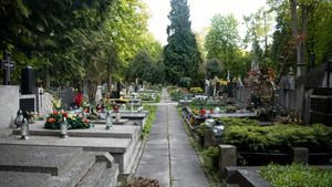 Jaf de proporții în cimitirele din județul Constanța. Câte mii de lei au furat hoții de morminte