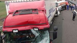 O cisternă s-a izbit în două TIR-uri, în apropiere de Buzău!