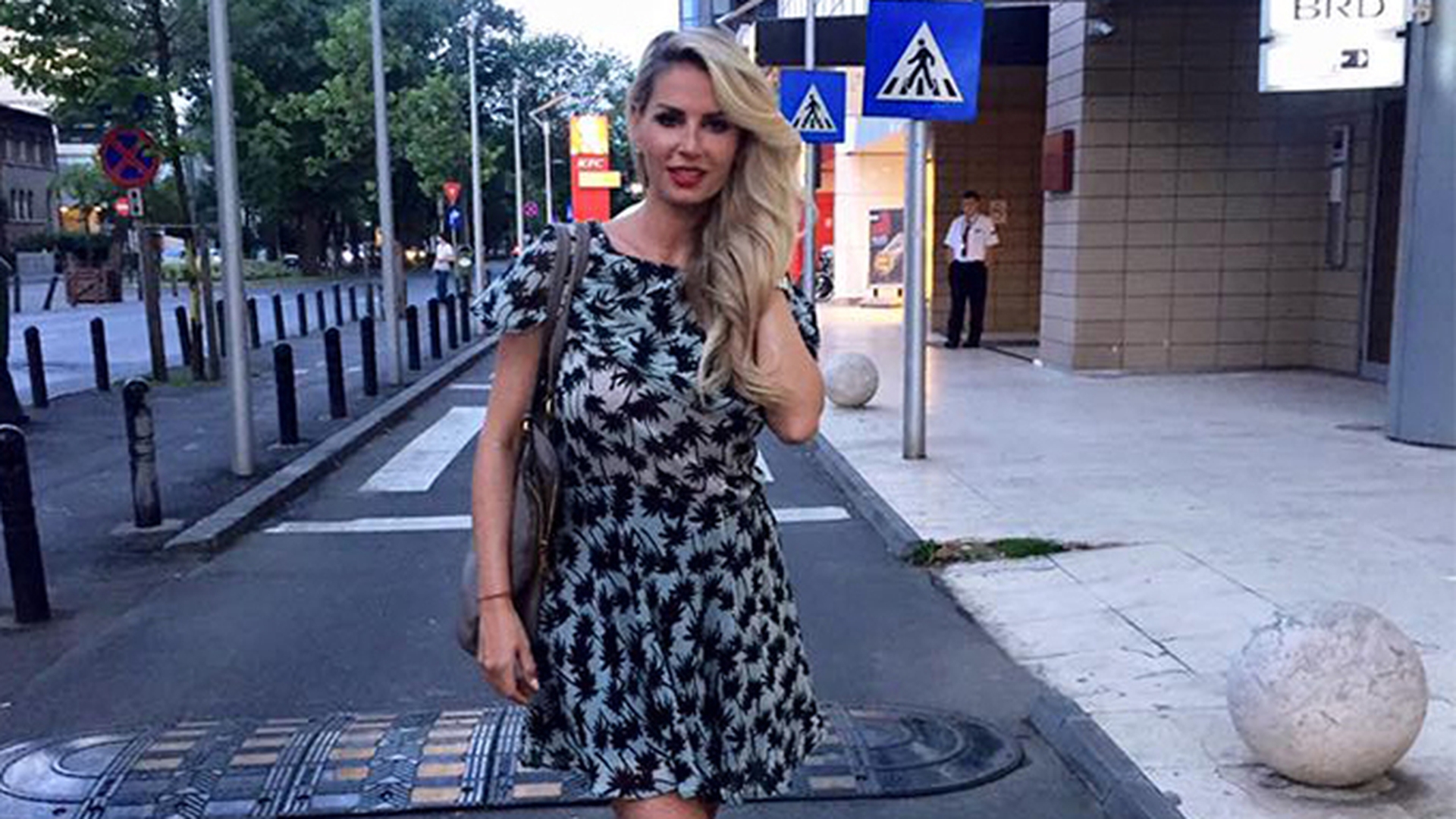 Graviduţa ANDREEA BĂNICĂ a postat o imagine pe internet, iar un fan a criticat-o: ”Ar trebui mai multă decenţă!” Ce replică i-a dat artista
