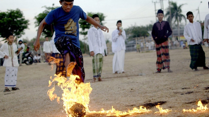 Fotbalul in flacari! In Indonezia se joaca cu mingea arzand