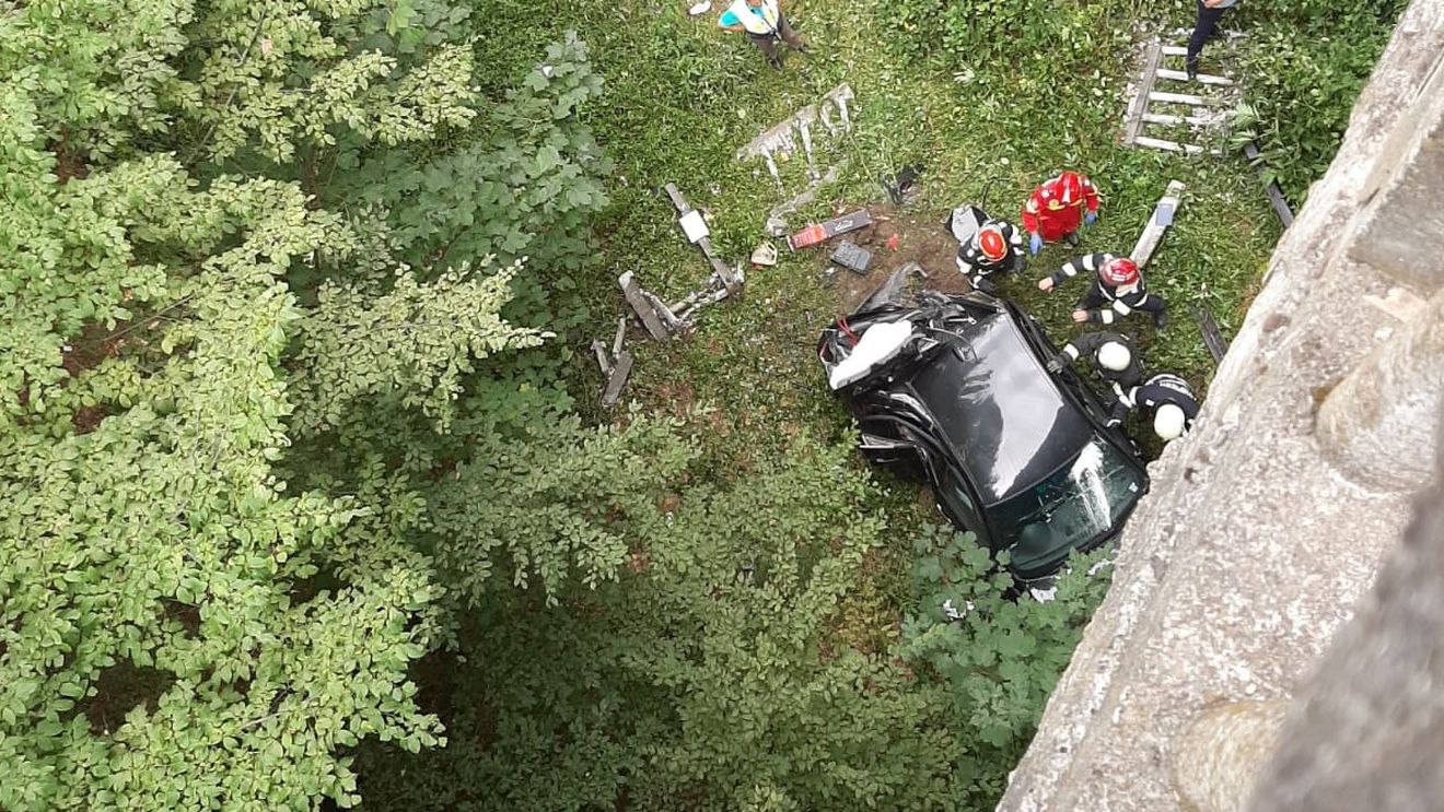 Un adolescent de 16 ani a sărit cu mașina de pe un pod, de la o înălțime de 20 de metri, în județul Vâlcea
