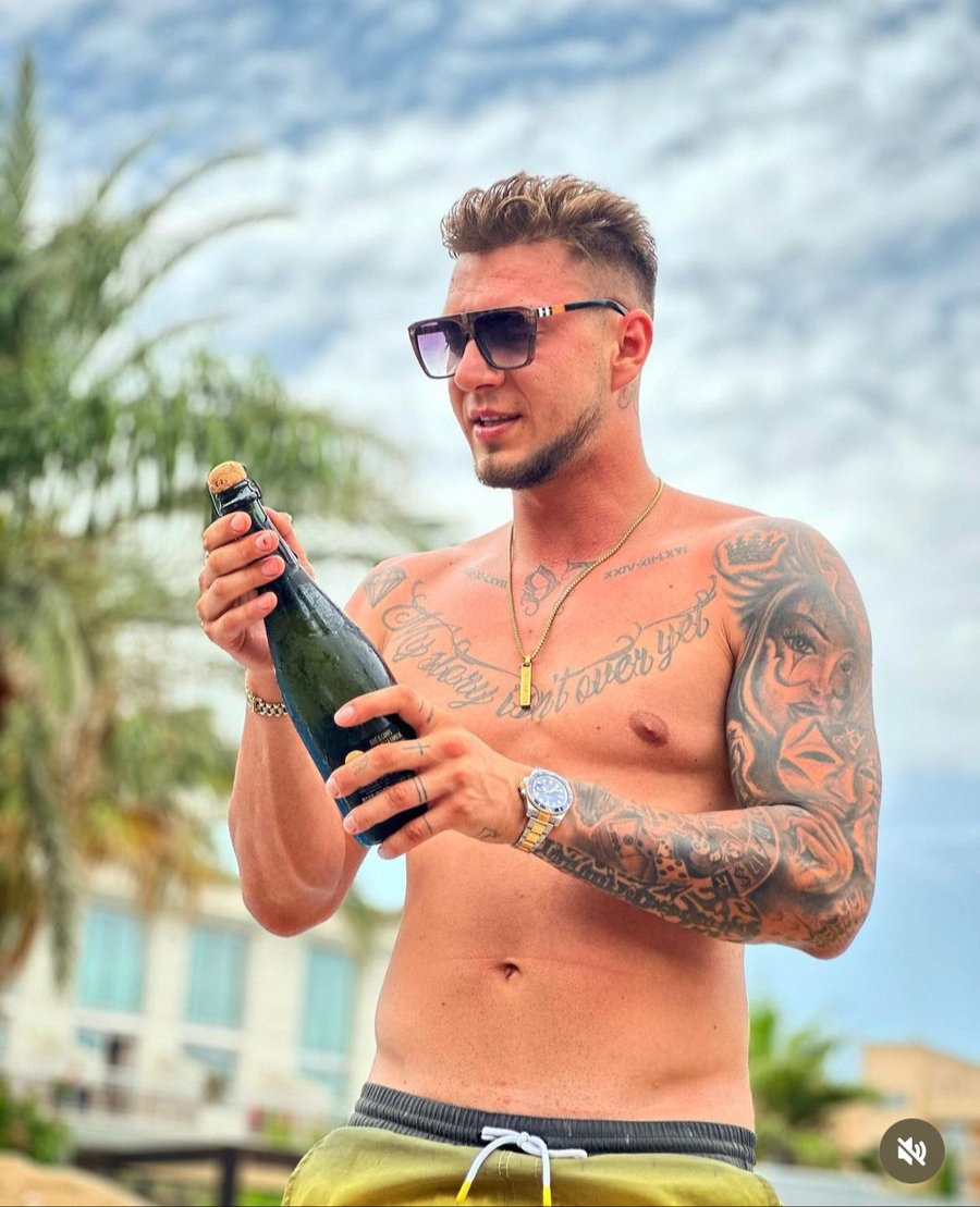 Tânărul își expune viața luxoasă pe internet Sursa Instagram.com