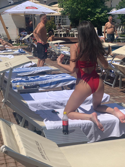 Monica Hill, show erotic la piscină