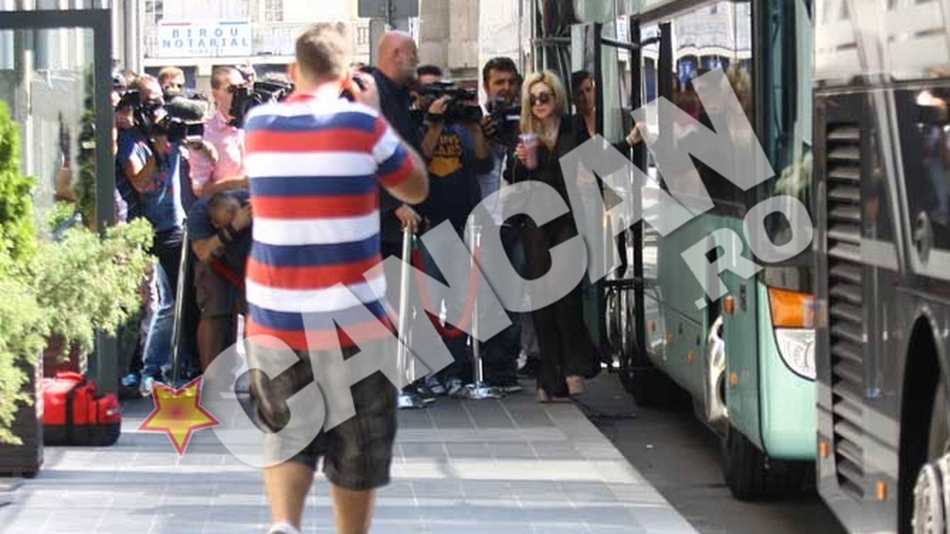 E Gaga sau nu e Gaga? Ramai pe cancan.ro pentru a vedea primele imagini cu diva pe pamant romanesc si surprizele pregatite pentru fani!