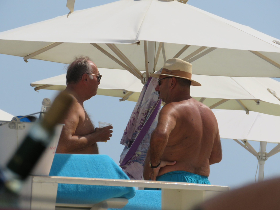 Raul Doicescu și Marian Alecu, doi afaceriști care "pun țara la cale" pe plajă, la Mamaia