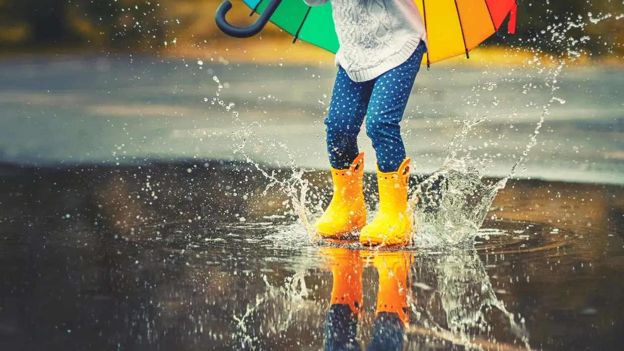 Se strică vremea! ANM a emis un Cod portocaliu de ploi în vestul țării și în zona de munte. Centrul, sub Cod Galben