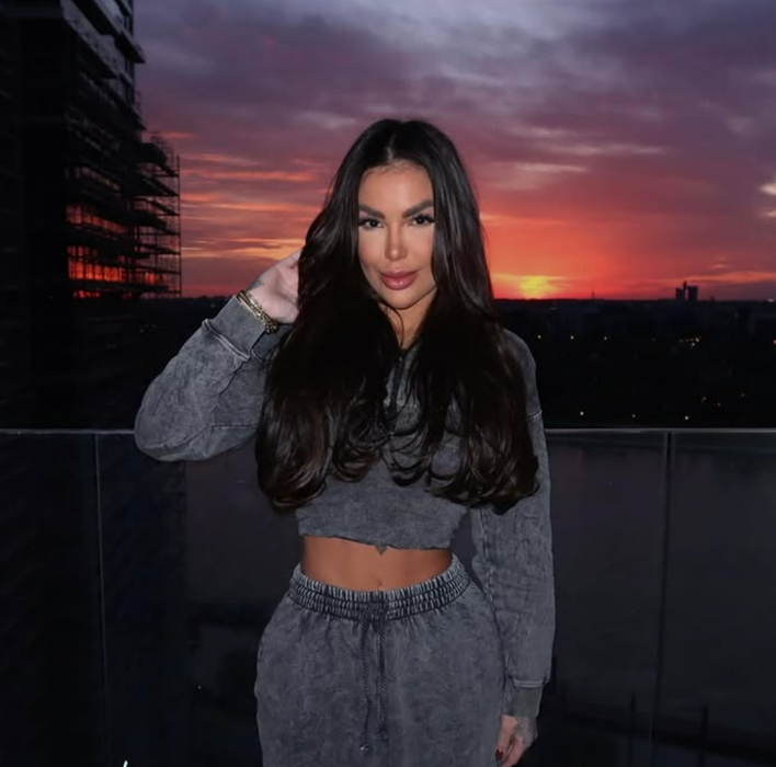 O influenceriță celebră a murit după ce a căzut de la etajul blocului în care locuia. Avea doar 27 de ani