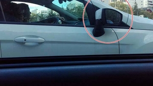 E liber în dreapta? Liber. Cum circula această şoferiţă prin Bucureşti