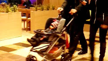 Isi plimba bebelusul prin mall la o ora nepotrivita, cand... Gabi Firea aproape ca a luat-o la fuga cand a vazut cat e ceasul!