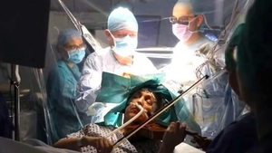 Caz incredibil! O femeie a cântat la vioară în timp ce era operată pe creier