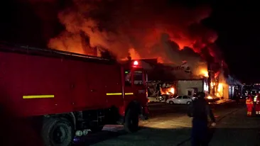 ULTIMA ORĂ! Incendiu violent la o fabrică de mobilă din Argeș