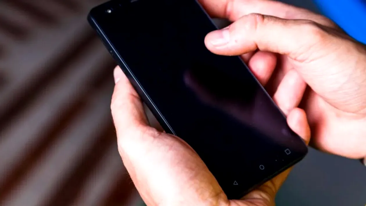 Cât a plătit un român factura la telefon după ce s-a conectat la rețeaua din Serbia