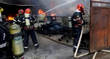 VIDEO. Incendiu puternic în Râmnicu Vâlcea. Locuitorii, sfătuiți să stea în case și să țină ferestrele închise!