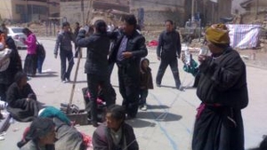 Aproximativ 300 de persoane si-au pierdut viata in urma unui cutremur cu magnitudinea de 6,9, produs in China