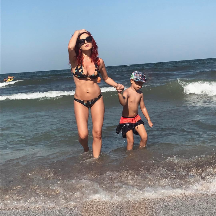 Au apărut în public  în minuscule costume de baie!