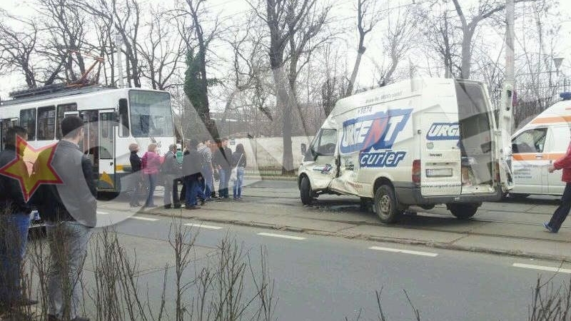 Accident in Capitală! Un tramvai de pe linia 41 a lovit o maşină de curierat! Vezi aici imagini de la faţa locului