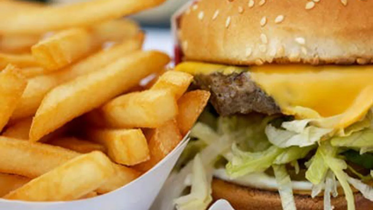 Strategie de marketing sau pur si simplu greseala! Vezi ce a pus in geam un fast food din Capitala!