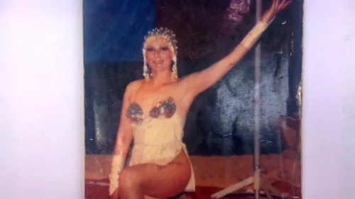 Asa mama, asa fiica! Uite de unde a mostenit Larisa, sexy-dansatoarea la bara de la “Romanii au talent”, talentul si frumusetea!