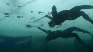 VIDEO Uite cum arata hockey-ul de partea celalata a ghetii! Cativa scafandrii se joaca sub apa!