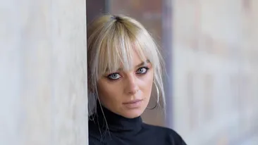 Ea știe cum arată solistul Carlaʼs Dreams! Diana Ionescu este make-up artistul trupei