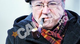 Au dat-o la pipa pacii pentru o plimbare de primavara. Cristoiu fumeaza pasiv, sotia il vrea mai activ