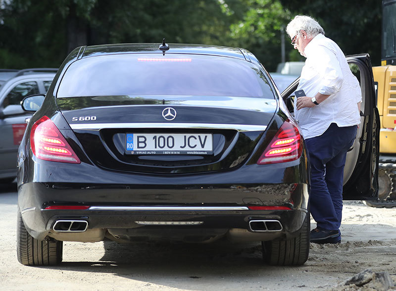 Jean Valvis iese din maşina care valorează peste 200.000 de euro
