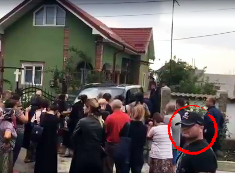 Iubitul Denisei Răducu este la pământ. Petrece toată noaptea la cimitir şi nu mai mănâncă. Apropiaţii se tem…
