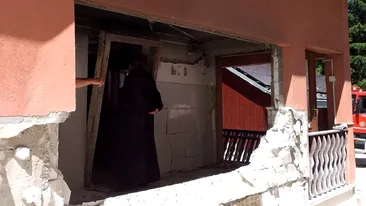 FOTO / Explozie puternică, la o mănăstire din Neamț. Mai multe persoane au suferit arsuri