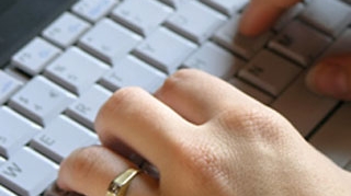 Un barbat a atacat-o cu un topor pe iubita lui virtuala pentru ca nu l-a placut in realitate