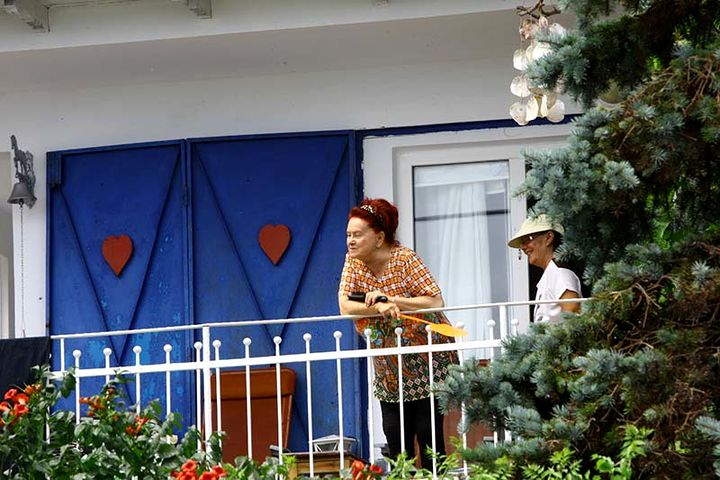 Stela Popescu, pe balconul casei de la mare  (Foto: CANCAN.RO)