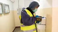 Primăriile puse în dificultate de decizia instalării recipientelor cu dezinfectant în fiecare scară de bloc: „Nu există atâtea sute de mii de dispensere, de unde să le achiziționăm?”